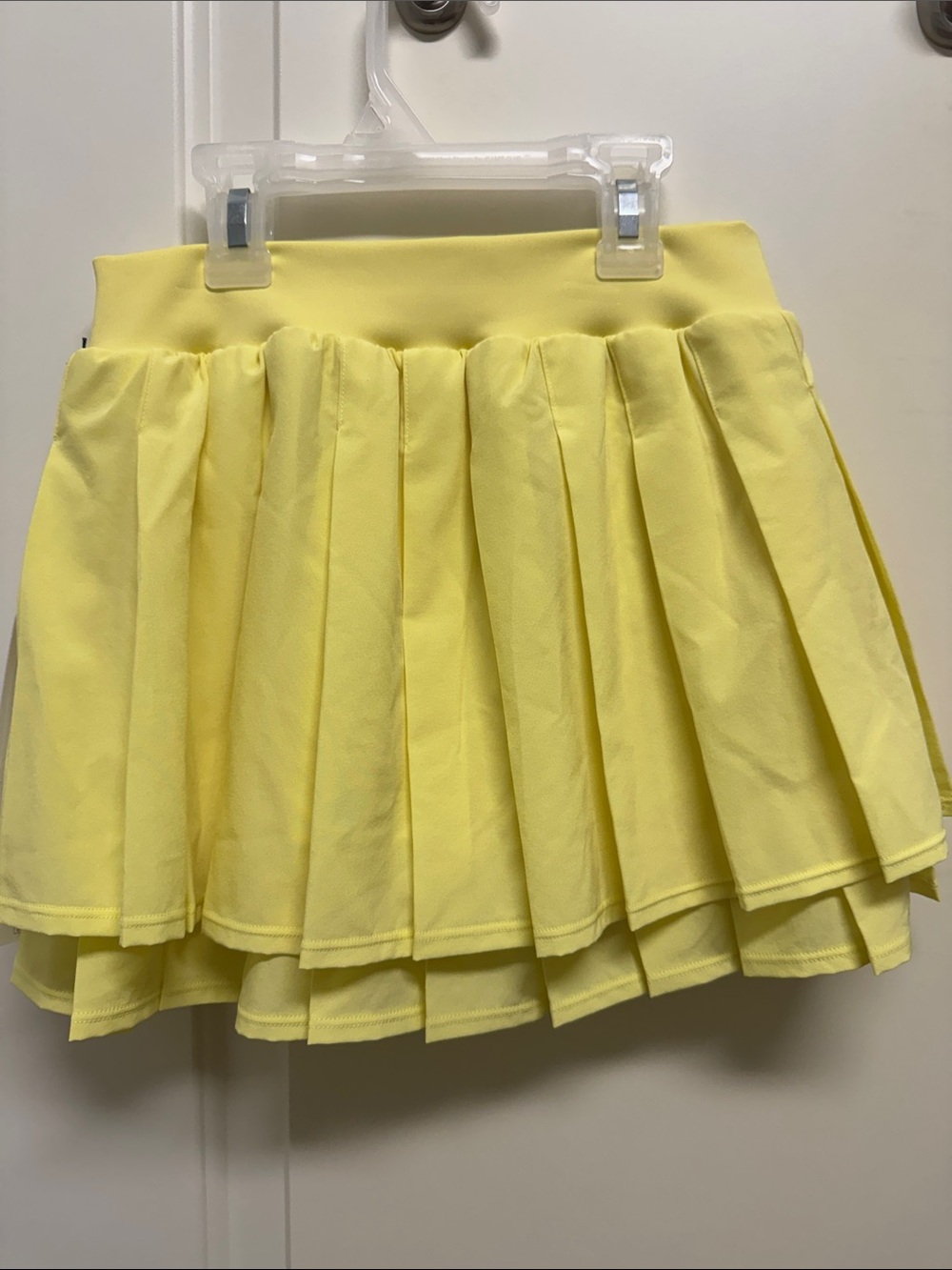 ALO Yoga Yellow Layered Pleated Skort - Picture 2 of 3